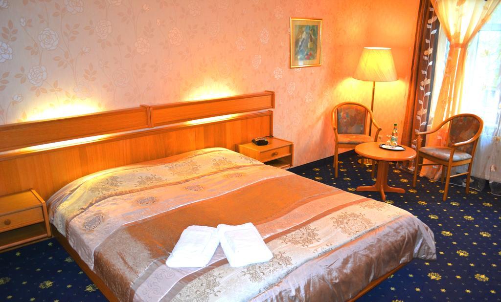 Hotel Zum Goldenen Hirsch Sankt Kilian Exterior photo