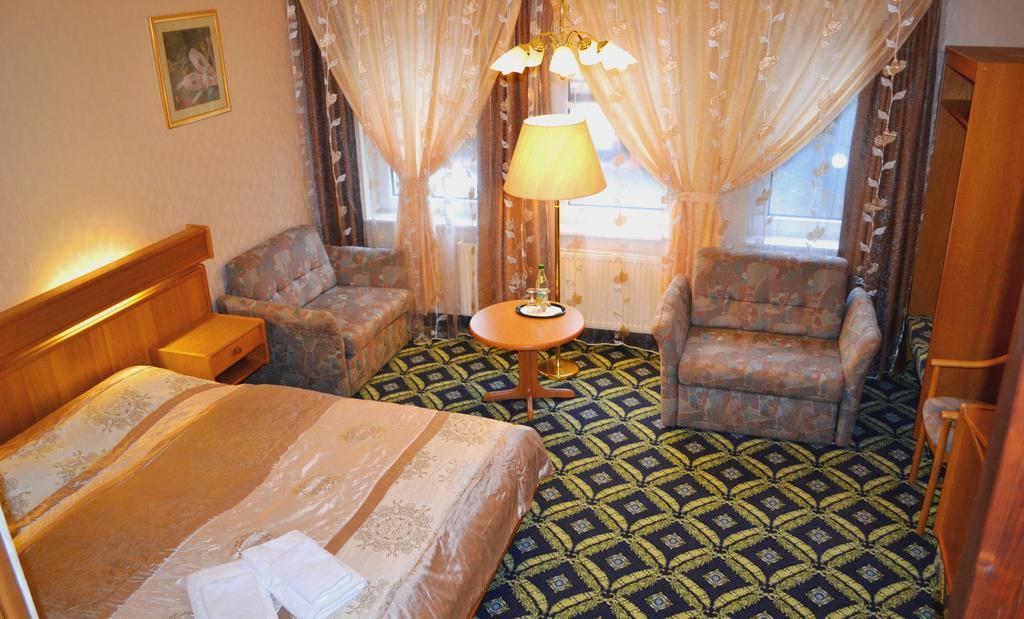 Hotel Zum Goldenen Hirsch Sankt Kilian Room photo