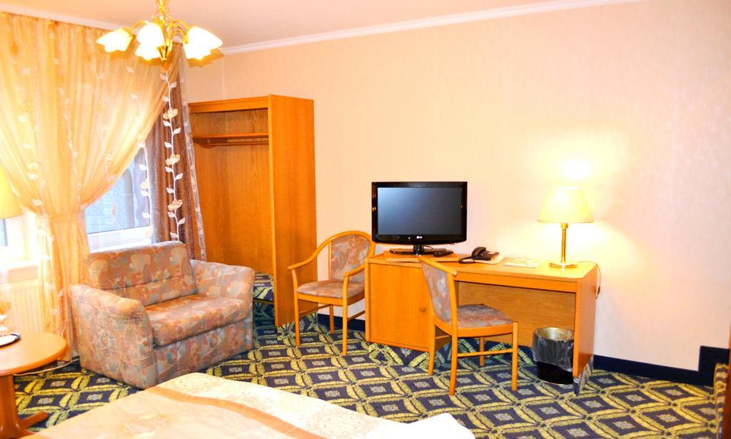 Hotel Zum Goldenen Hirsch Sankt Kilian Room photo