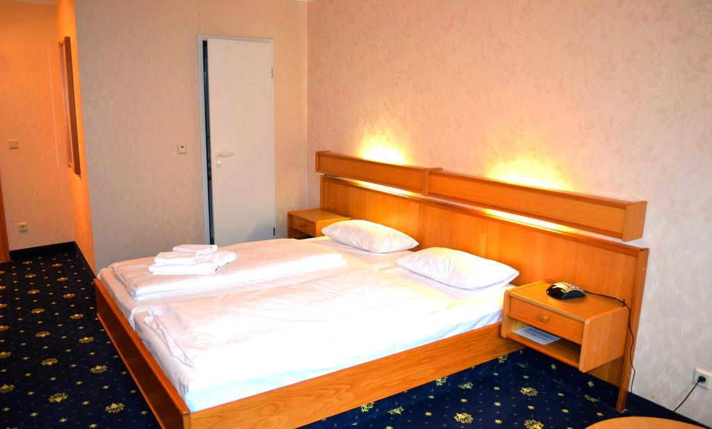 Hotel Zum Goldenen Hirsch Sankt Kilian Room photo