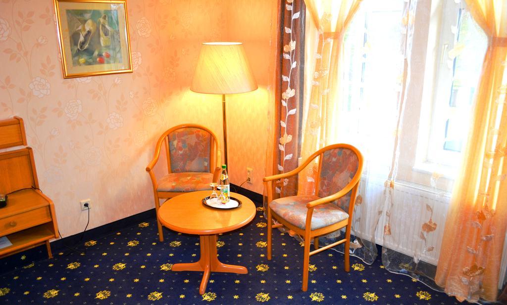 Hotel Zum Goldenen Hirsch Sankt Kilian Room photo