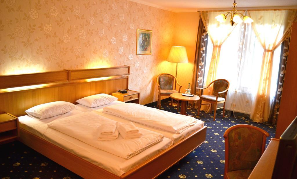 Hotel Zum Goldenen Hirsch Sankt Kilian Exterior photo