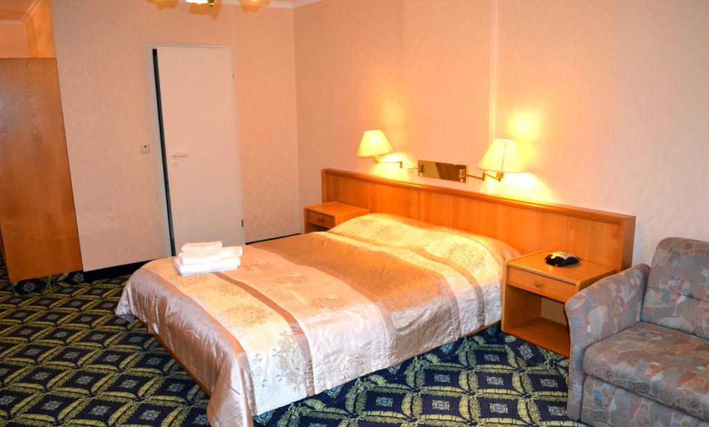 Hotel Zum Goldenen Hirsch Sankt Kilian Room photo