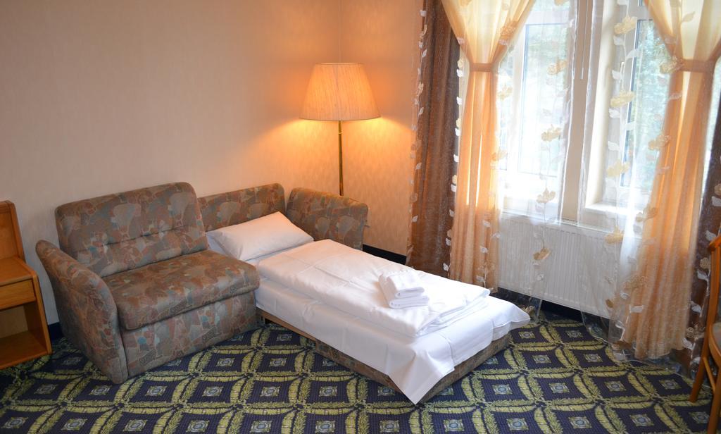 Hotel Zum Goldenen Hirsch Sankt Kilian Room photo