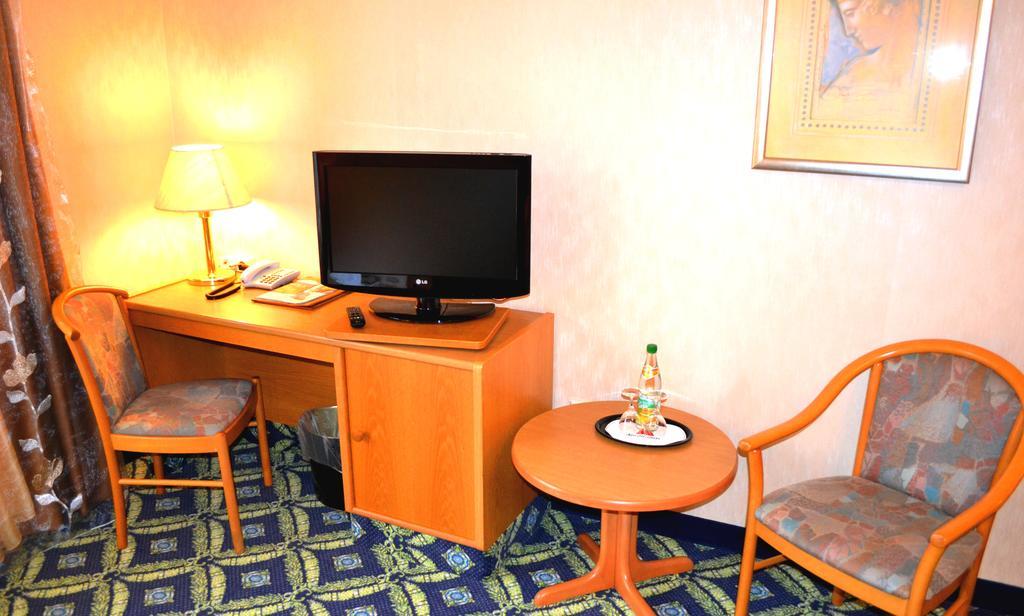Hotel Zum Goldenen Hirsch Sankt Kilian Room photo