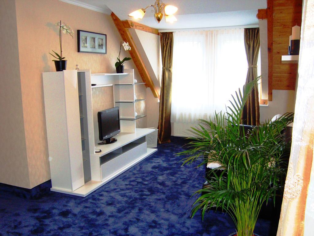 Hotel Zum Goldenen Hirsch Sankt Kilian Room photo