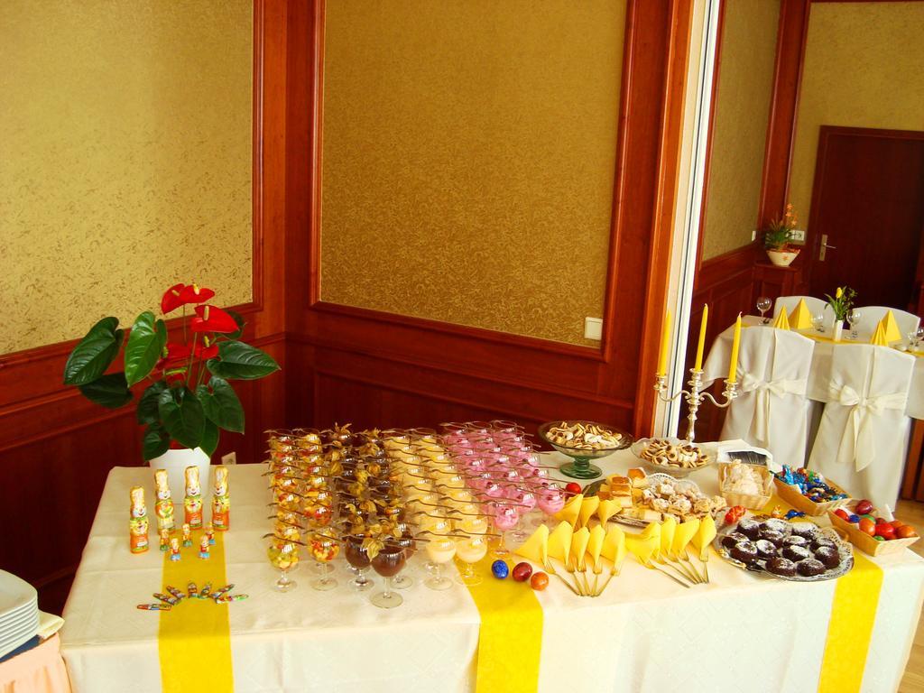 Hotel Zum Goldenen Hirsch Sankt Kilian Exterior photo