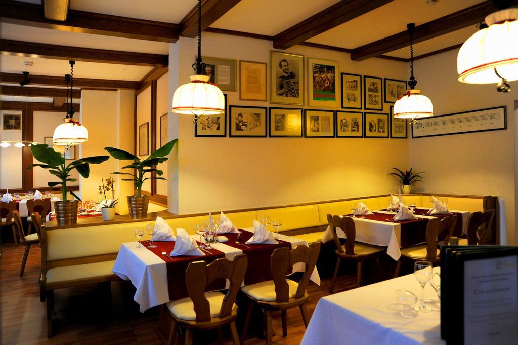 Hotel Zum Goldenen Hirsch Sankt Kilian Exterior photo