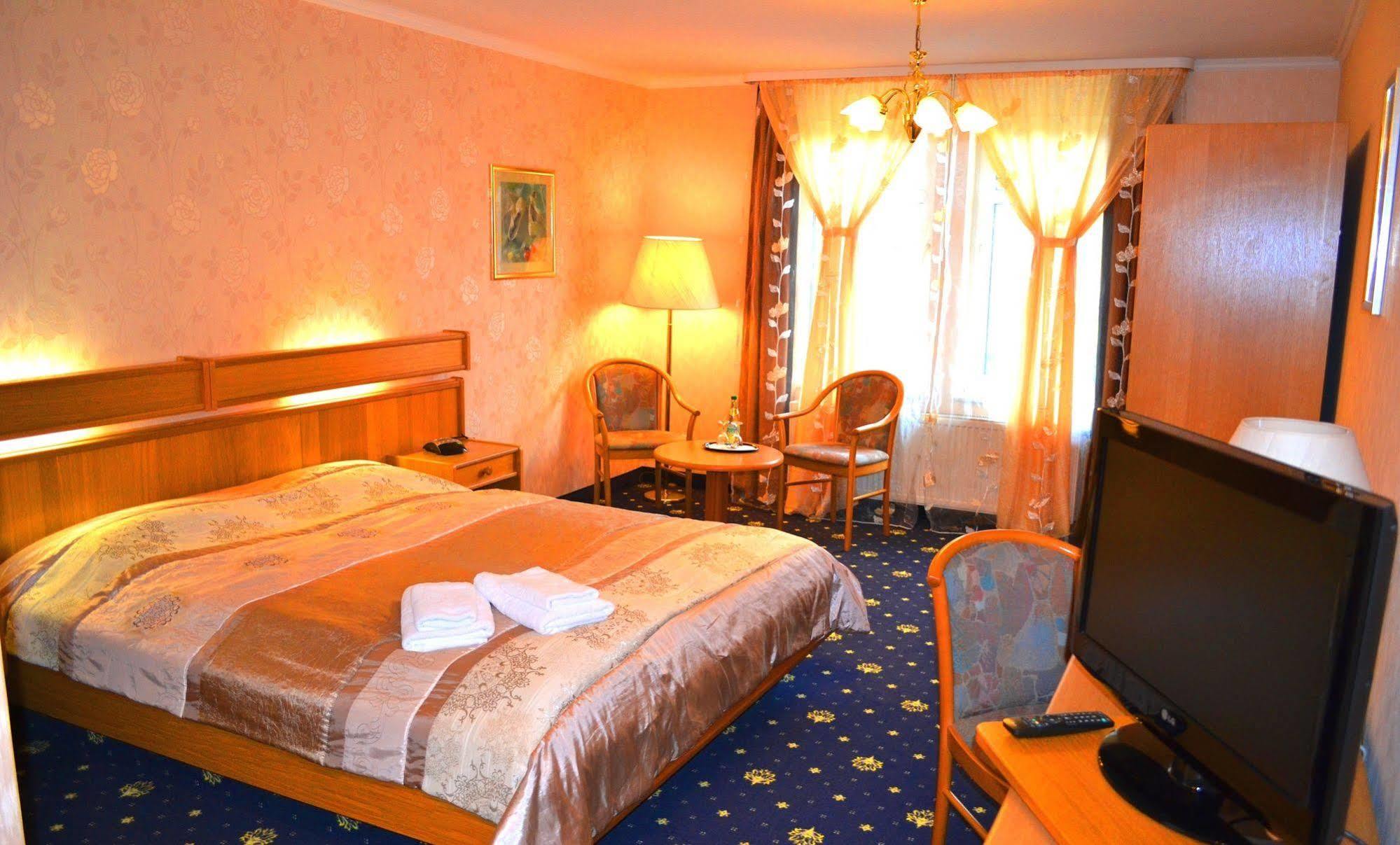 Hotel Zum Goldenen Hirsch Sankt Kilian Exterior photo