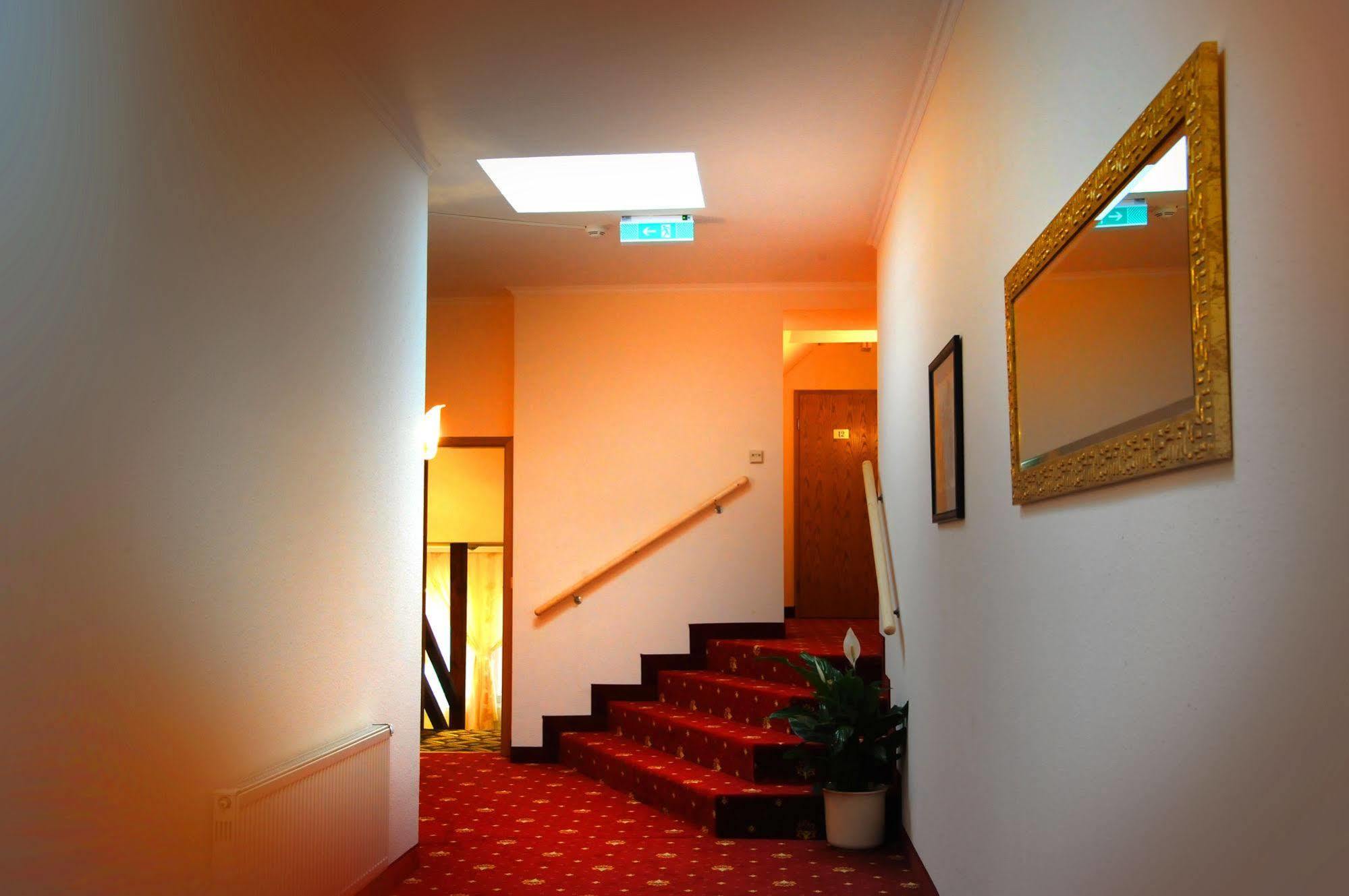 Hotel Zum Goldenen Hirsch Sankt Kilian Exterior photo